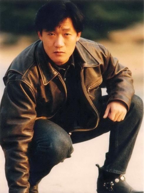  工作@本是90年代当红歌星，执意转行做演员，谢东因糊涂毁了自己的人生