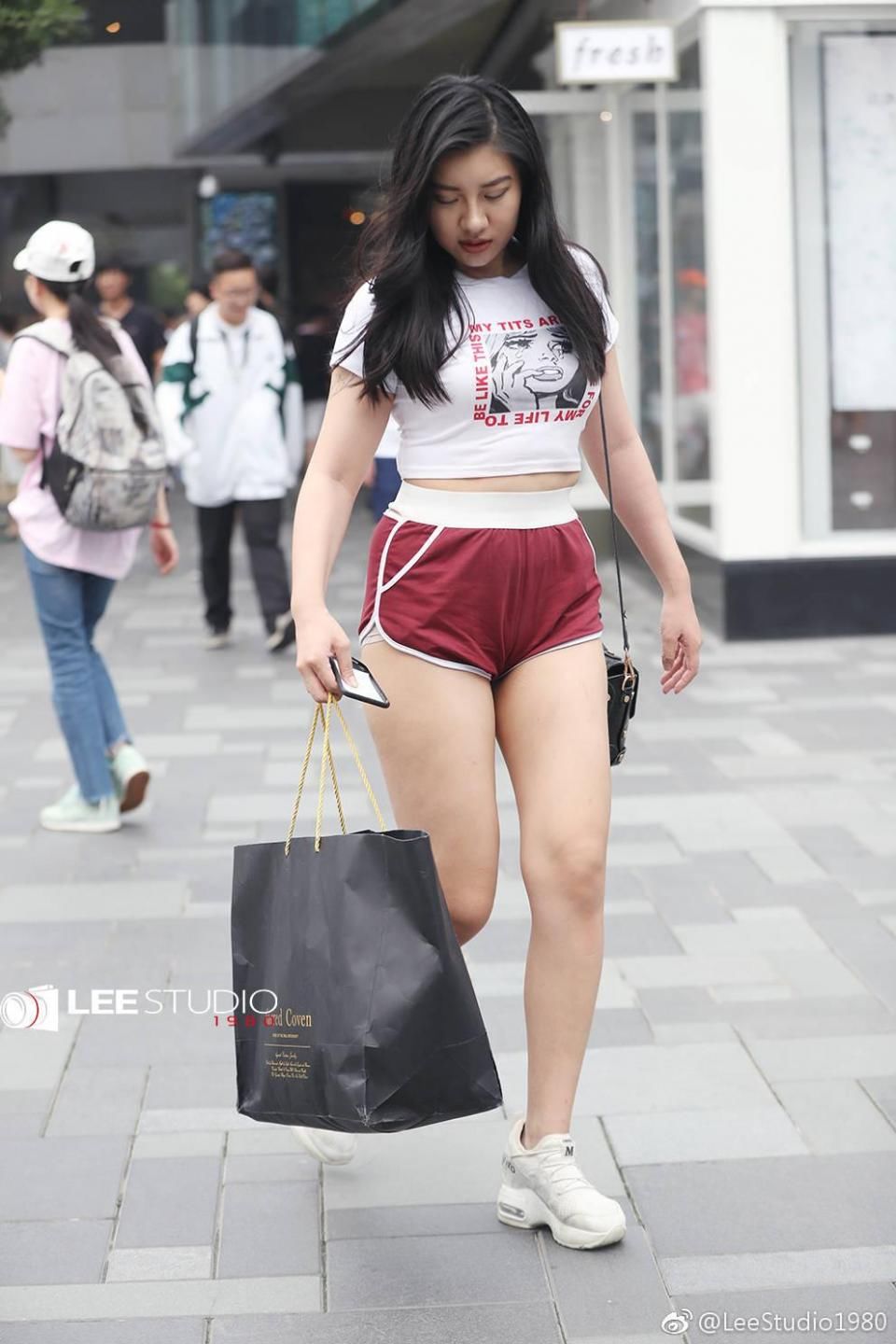 小姐姐枣红色运动短裤很漂亮，肉肉的身材前凸后翘谁能驾驭的了？