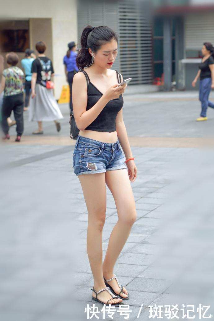 街拍：清凉又不失淑女气息，第三位穿着奶奶款的碎花修身短袖很赞