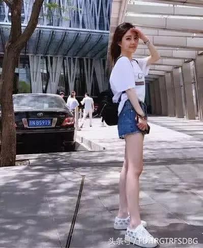 冯提莫各种超短裤大秀美腿，紧身裤勒出“性感形状”！果断存图！