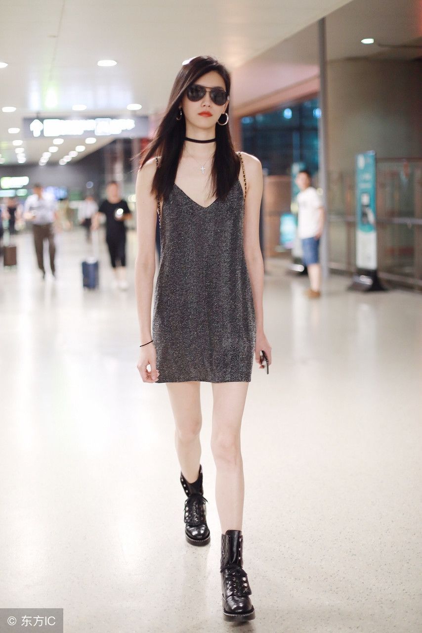 奚梦瑶现身机场，红色小背心格外抢眼，网友:重点是那一双大长腿