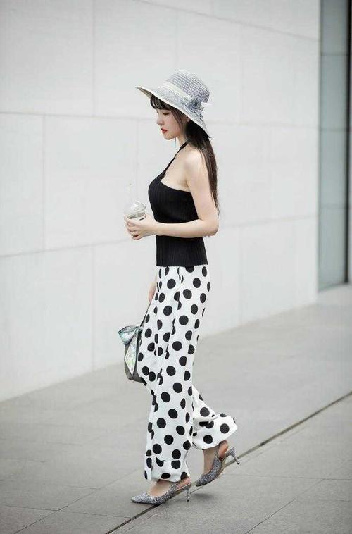 成都街拍：非常漂亮的小姐姐，甜美的微笑真是太撩人了！