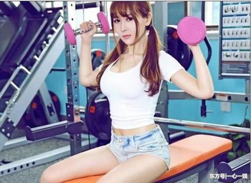 街拍：懂穿搭娇艳的美女，修饰出身材性感有气质！