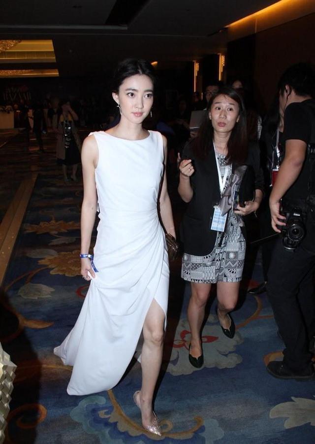 王丽坤胆真大！连体裤下面直接穿渔网袜，网友：林更新没意见？