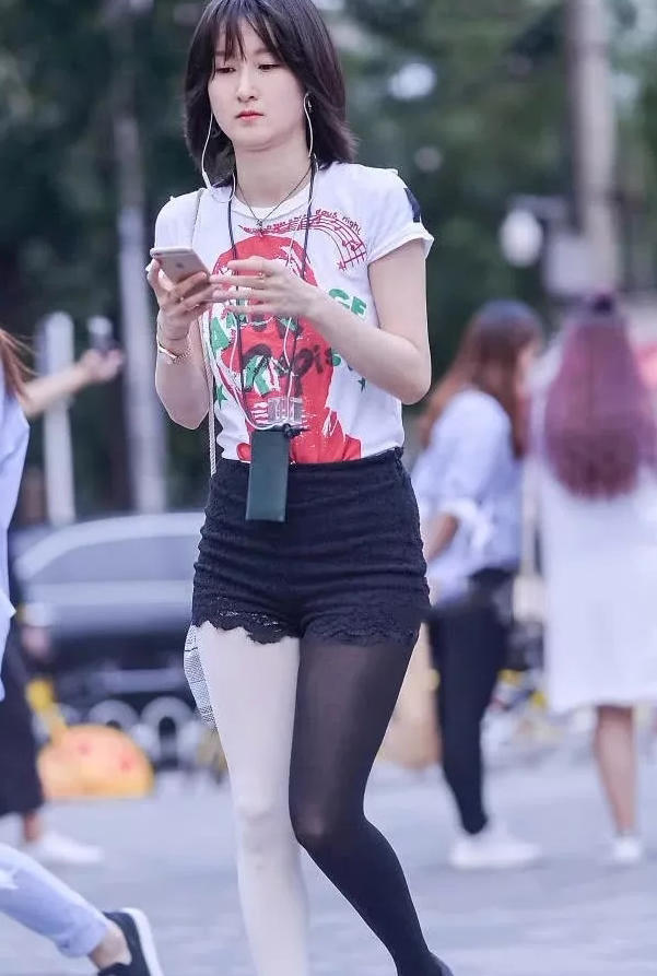 气质小姐姐高挑热裤显苗条修长双腿，黑白丝让人捉摸不透