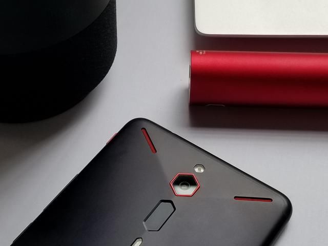 原来不需要抄袭iPhone X,RGB灯带下的红魔手