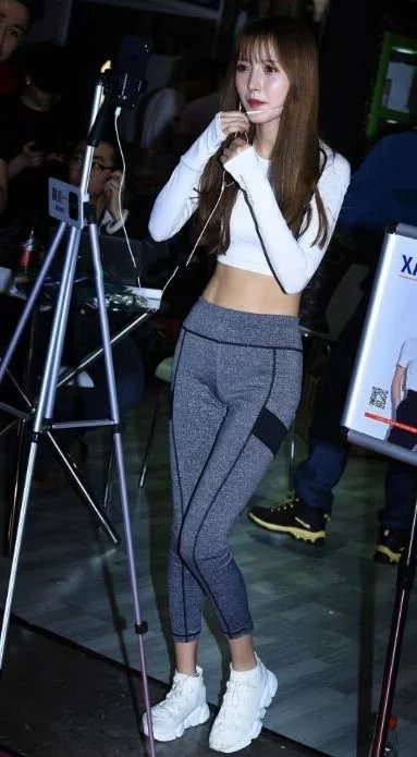 甜美小姐姐运动紧身裤俏皮甜美，女神直播肯定有很多人看