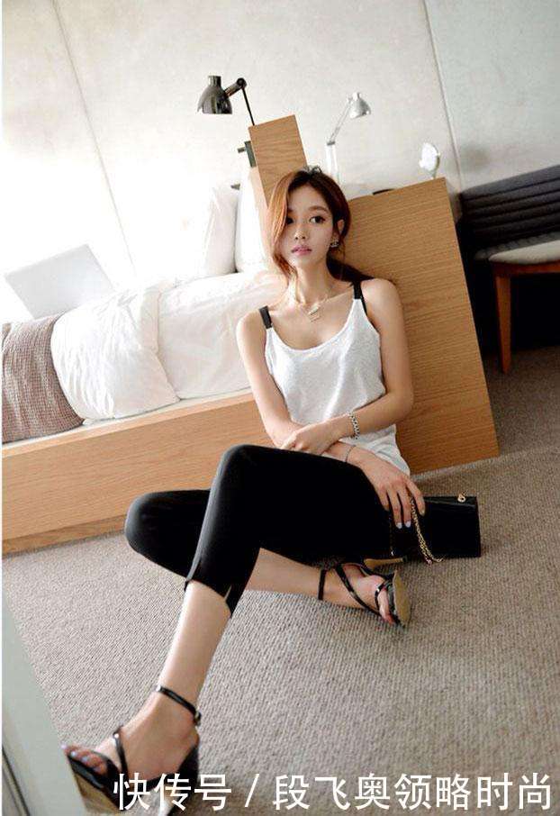 身材不的好妹子,穿搭紧身裤,也是俏皮可人!