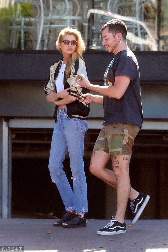 KK女友麦克斯韦秀小蛮腰比例逆天 抱臂走路手指镜头冷漠脸上线