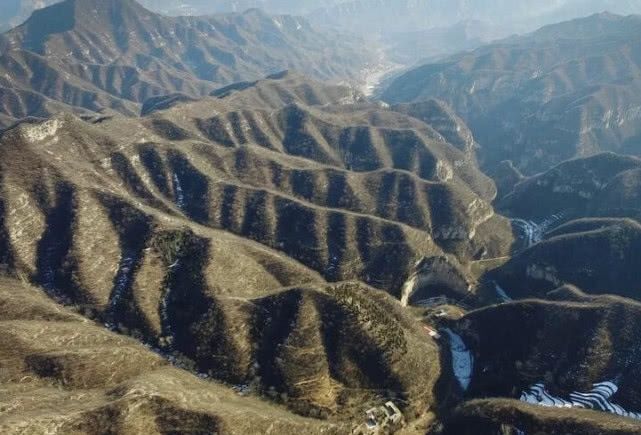 悬崖上被遗忘的“窑洞村”，50年间仅娶进一个媳妇，全村娶妻难