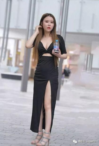 街拍:高开叉长裙才是拍照神器，显腿长!