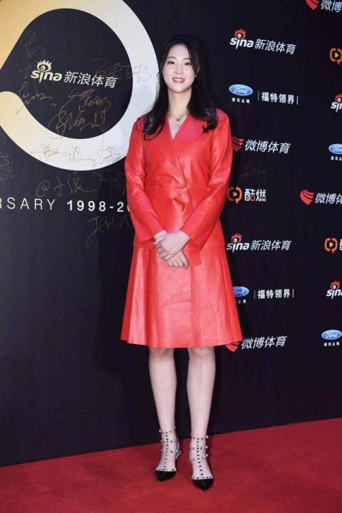  「活路」192的惠若琪亮相活动，穿红色脚踝裙竟露膝盖，不给别人留活路