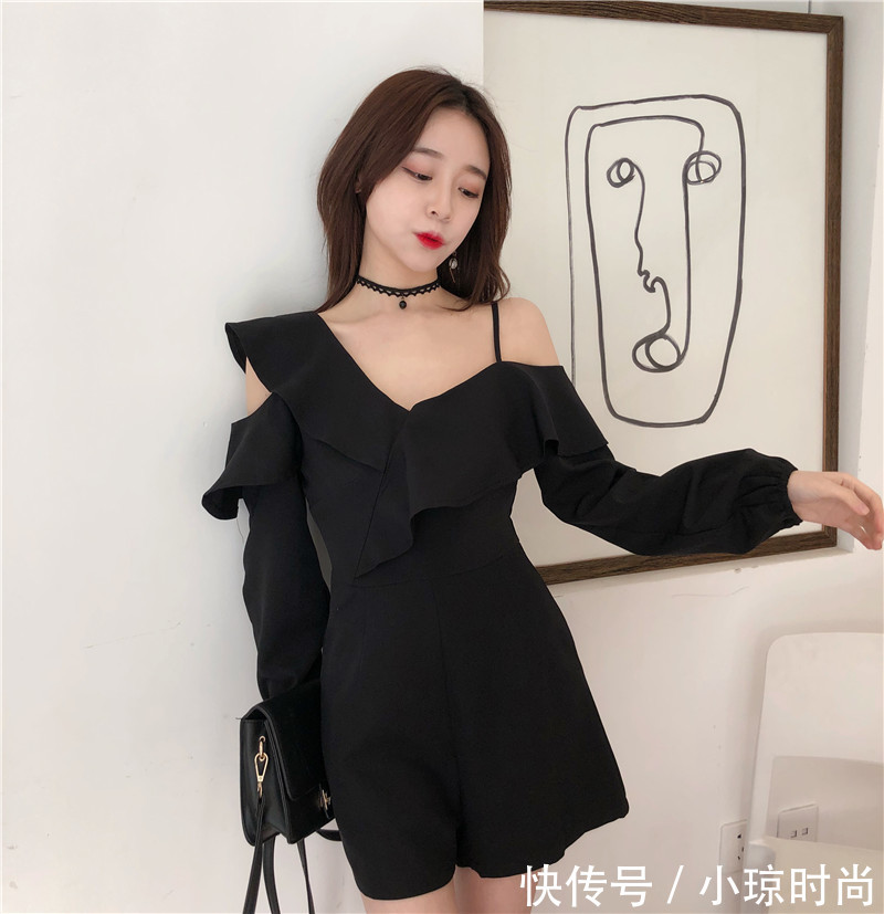 若隐若现的妩媚，性感诱人，露肩裙展现女生的性感和清纯，仙女必