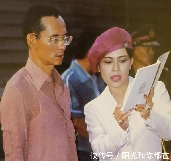 「不见」67岁泰国国王看望灾民,妇女们跪地欢呼,全程不见王后身影