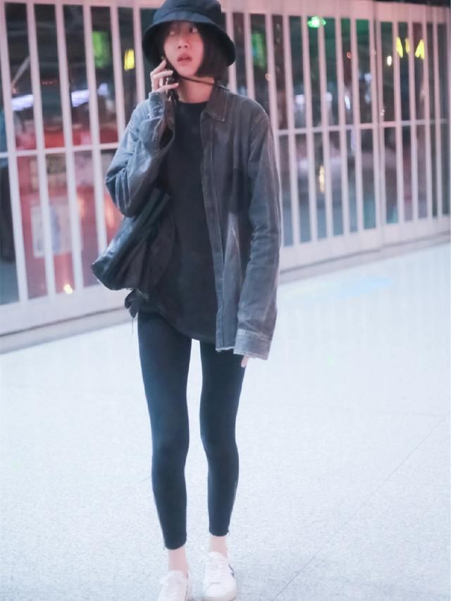 李溪芮现身机场，一身黑还配紧身裤，这双豆芽腿太吸睛!