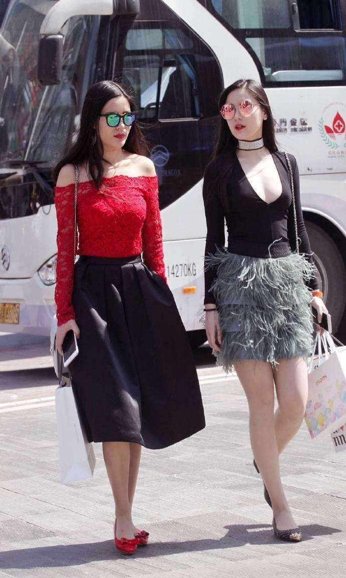 街拍: 真空上街的白皙小姐姐, 短裙和紧身T恤很搭