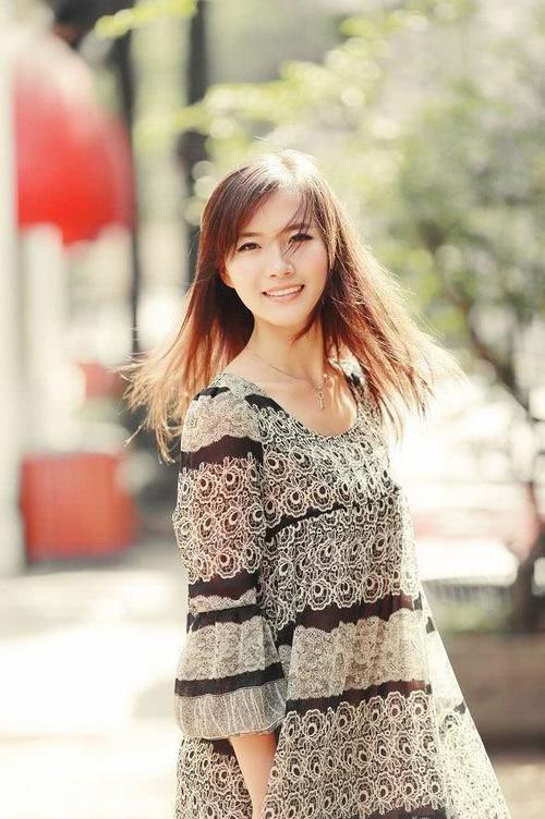 街拍：皮肤白皙明媚的小姐姐，搭配上娇俏甜美显女人味！