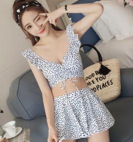 风韵迷人的时尚泳衣小姐姐，甜美可爱，性感优雅！