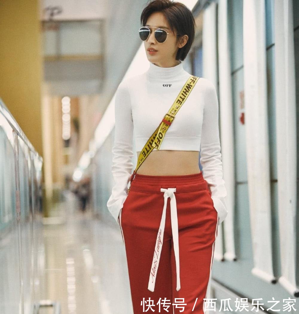 张俪红T配短裙现机场, 气质清新似少女, 怎么看都不像34岁啊!