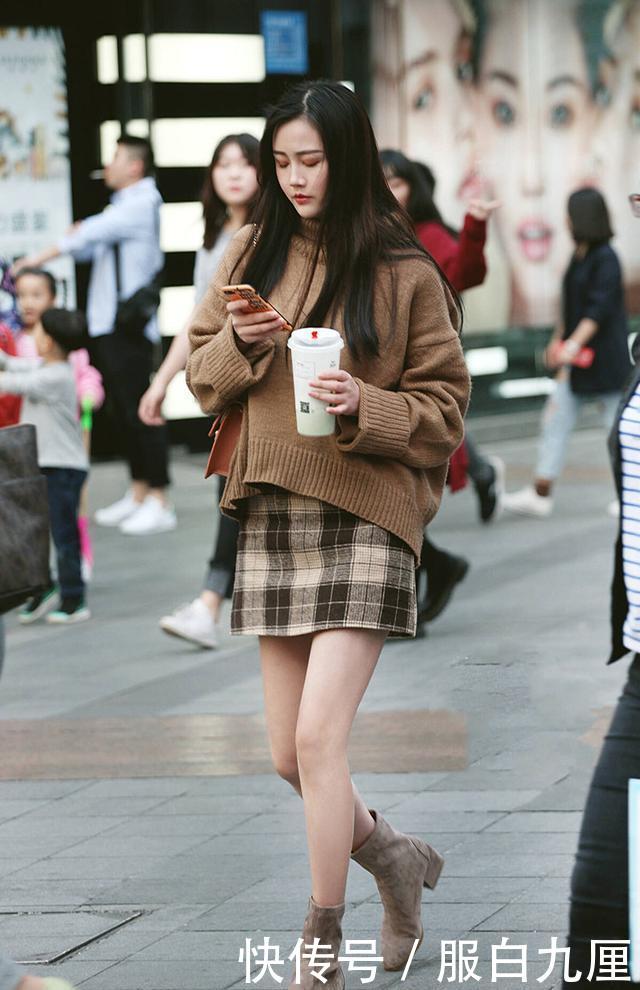 『蓝色』街拍:美女长发随风飘动,蓝色的毛衣搭配黑色的半身裙,气质出众