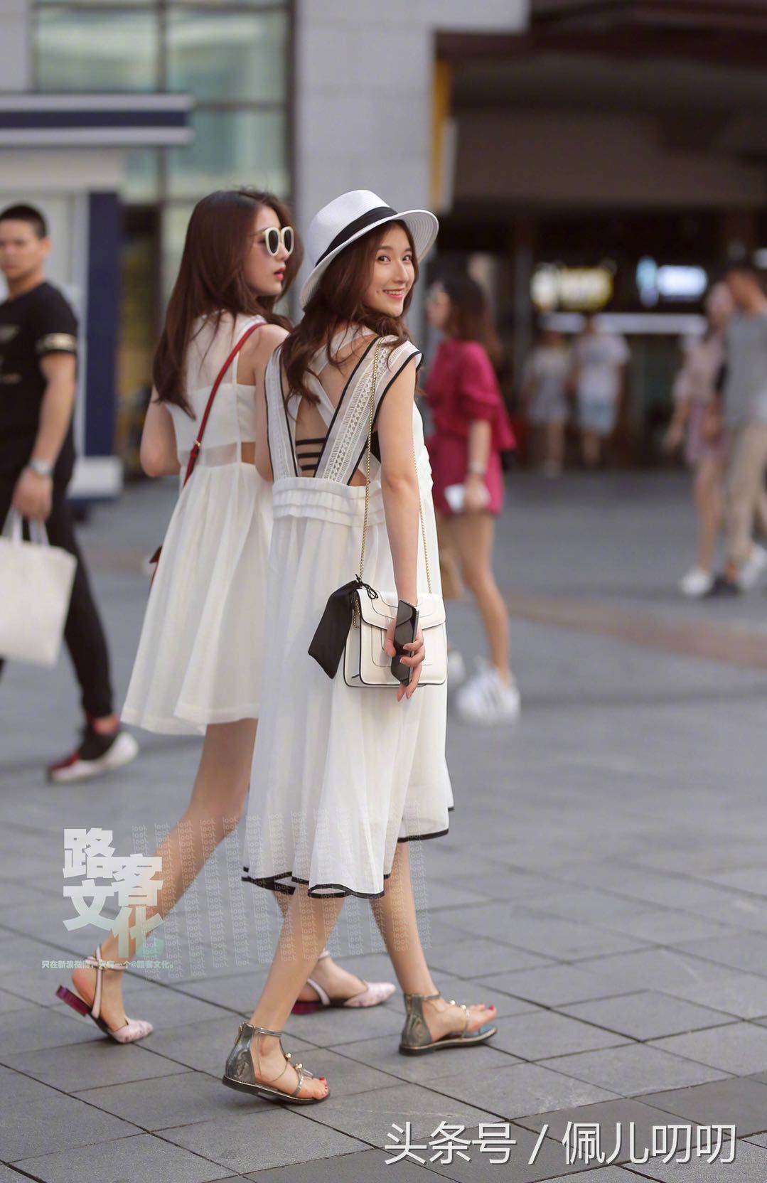 姐妹团出街拒绝同款,街拍告诉你怎样穿出“默契感”!