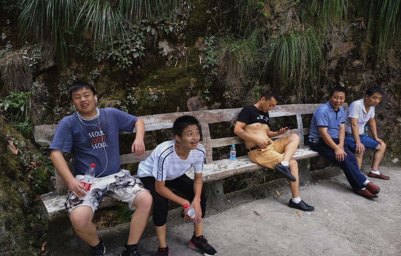 冰柜抬千米山顶花时2小时 老伯每人40元工钱 被外国朋友夸勤劳