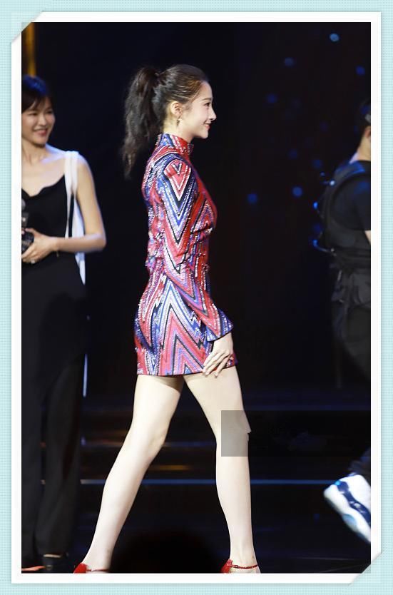 关晓彤胆真大!穿包臀裙半蹲秀身材,网友:简直就是大写的S!