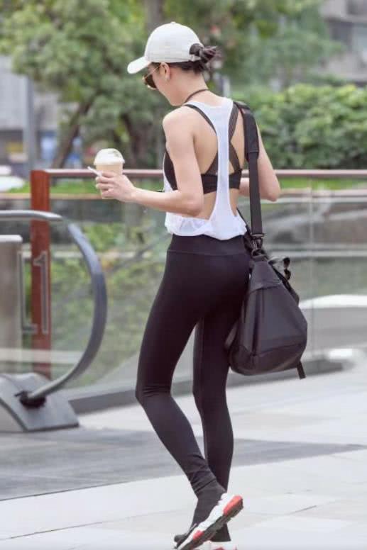 街拍：时尚小姐姐身材高挑，紧身裤大秀修长双腿街头撞衫犹如双胞