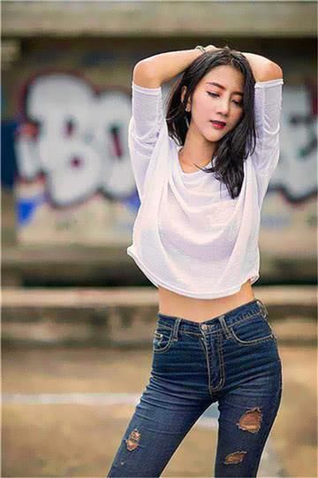 牛仔裤穿出苗条身材让你更显得有气质，想怎么搭都可以哦