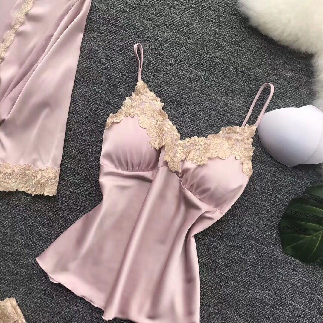 办公室女人回家不穿衣服?让你想不到，还有更夸张的，谁看谁害羞