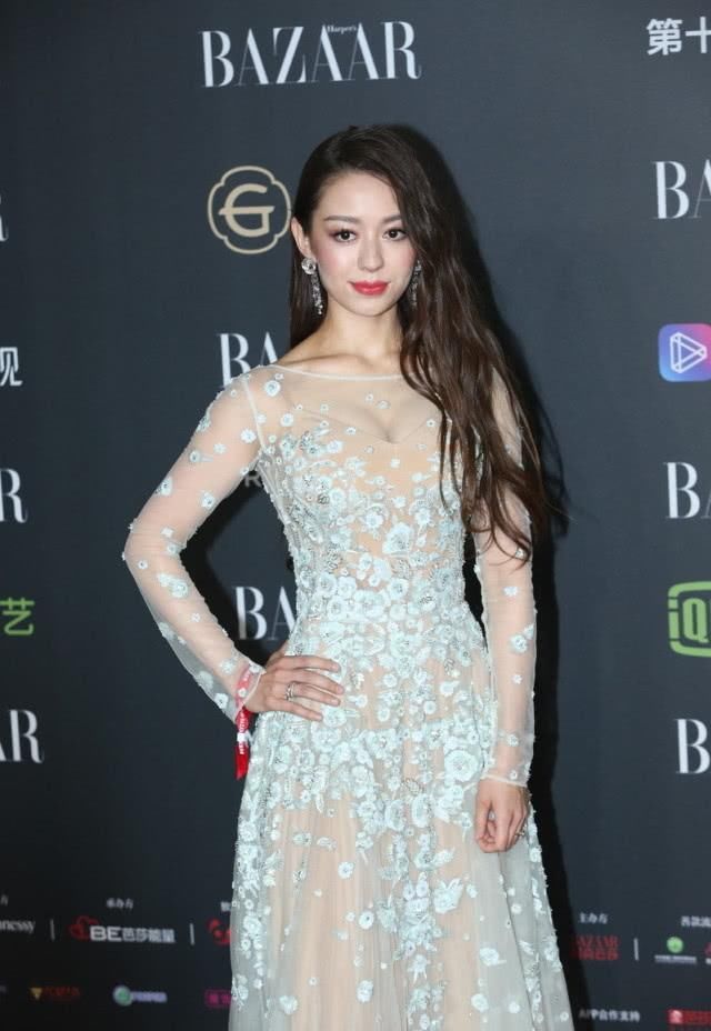『气质』吉娜别再“炫腰”了,芭比身材苗条精美,不露腰却更有女人气质