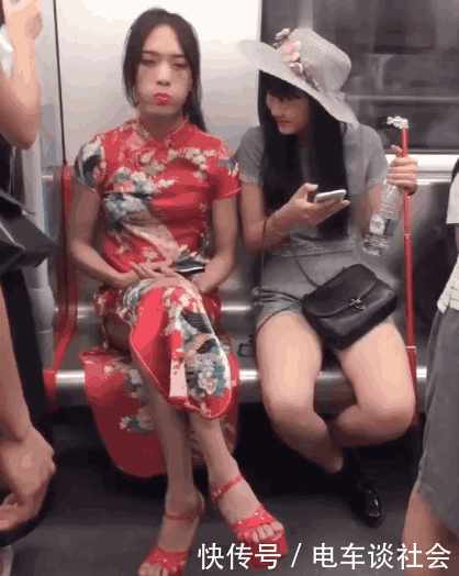 地铁上一旗袍“美女”卖萌, 旁边的妹子被迷住了, 网友: 不尴尬吗