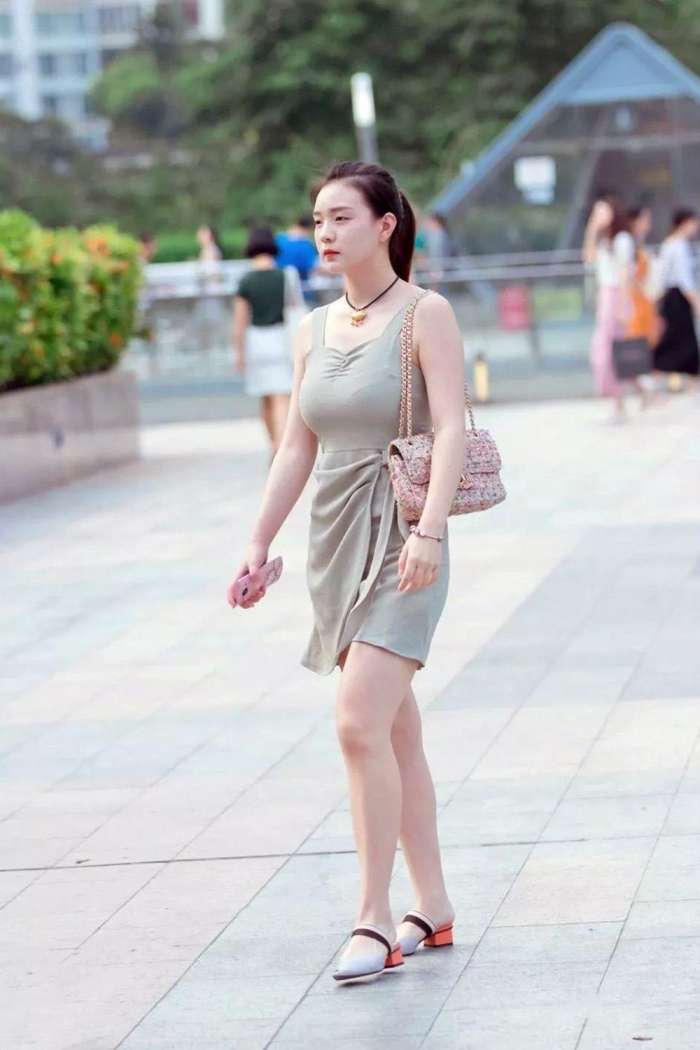 街拍: 紧致贴身裙辣妈, 身材傲娇, 走路就是这么自信!