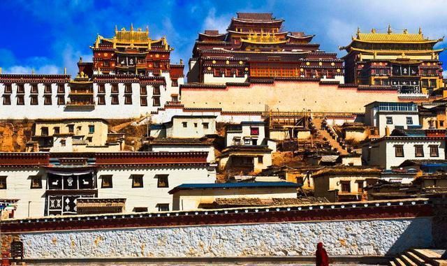 云南最大藏传佛教寺庙，被誉为“小布达拉宫”，犹如一座庄严古堡