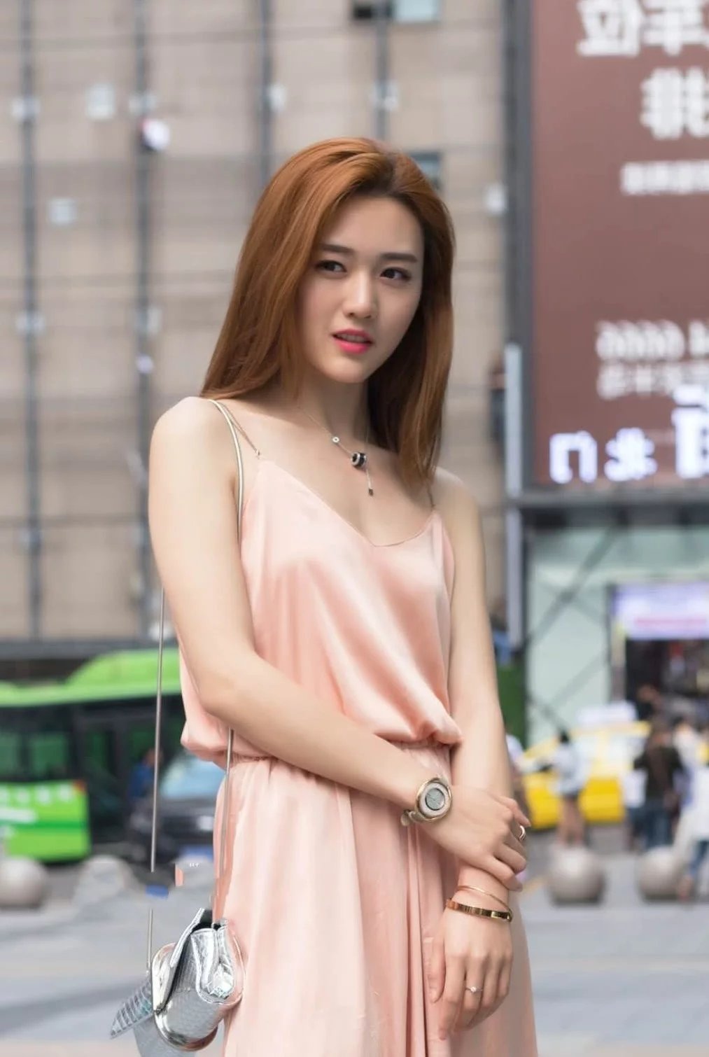 娇美的吊带裙御姐，长相甜美，皮肤白皙，走路的样子很霸道