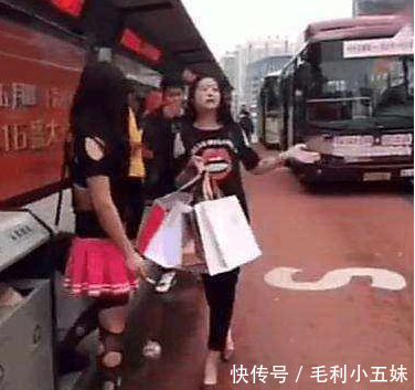 公交车站2名女子穿衣大胆, 想出名也是拼了