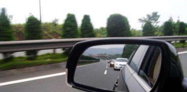  转向灯|高速上想超车，到底按喇叭还是打转向灯？多数人都做错了