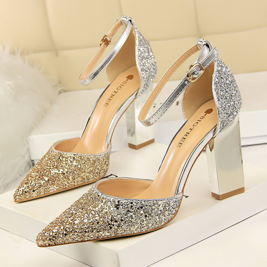 有一种美脚穿高跟鞋，穿出自信穿出美丽，彰显你无尽的魅力