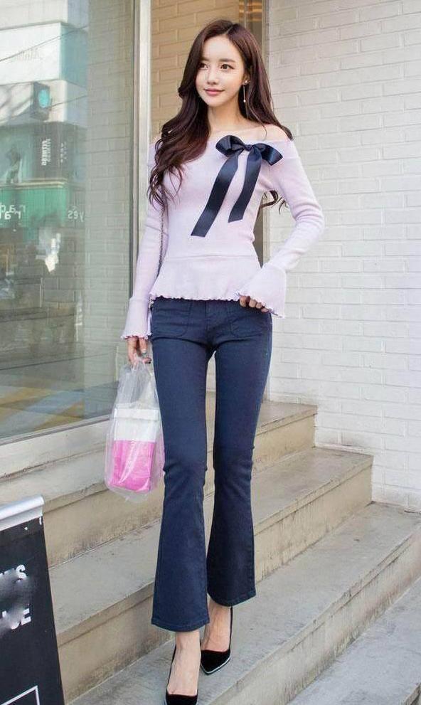 紧身裤展现优雅身材，妹子细腻不失女人味，婀娜魅力