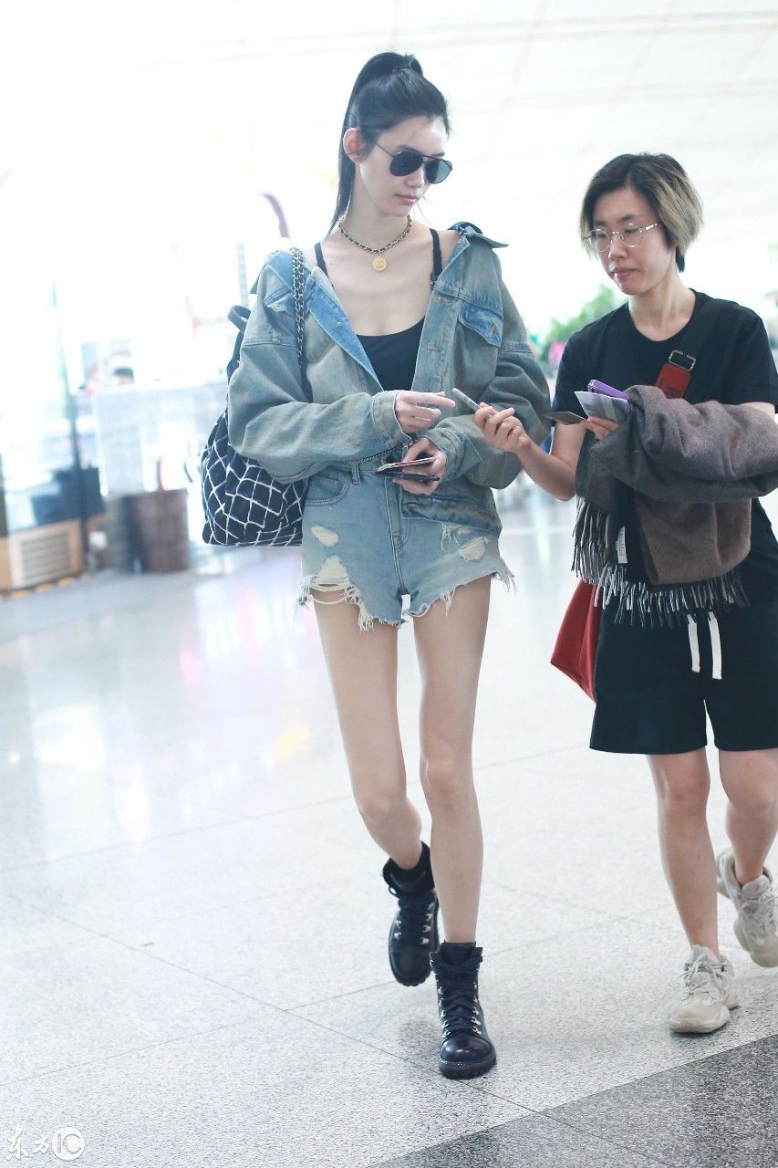 真敢穿!奚梦瑶穿黑色低胸牛仔短衣裤,露事业线,迈性感大长腿