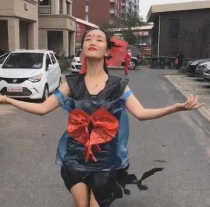 路上走来一个穿着“拉风”的女子，当看清楚她身上的东西，却让人