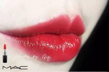 砖红色，吃土色已经OUT了!水红色口红颜色才是今年秋天的流行色