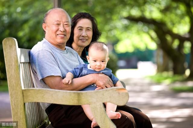 公务员退休后，该不该继续享受级别和职称上的工资待遇？