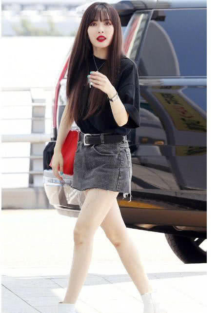 金泫雅这巴掌宽的短裙,站着都“尴尬”,网友:也就她敢穿!