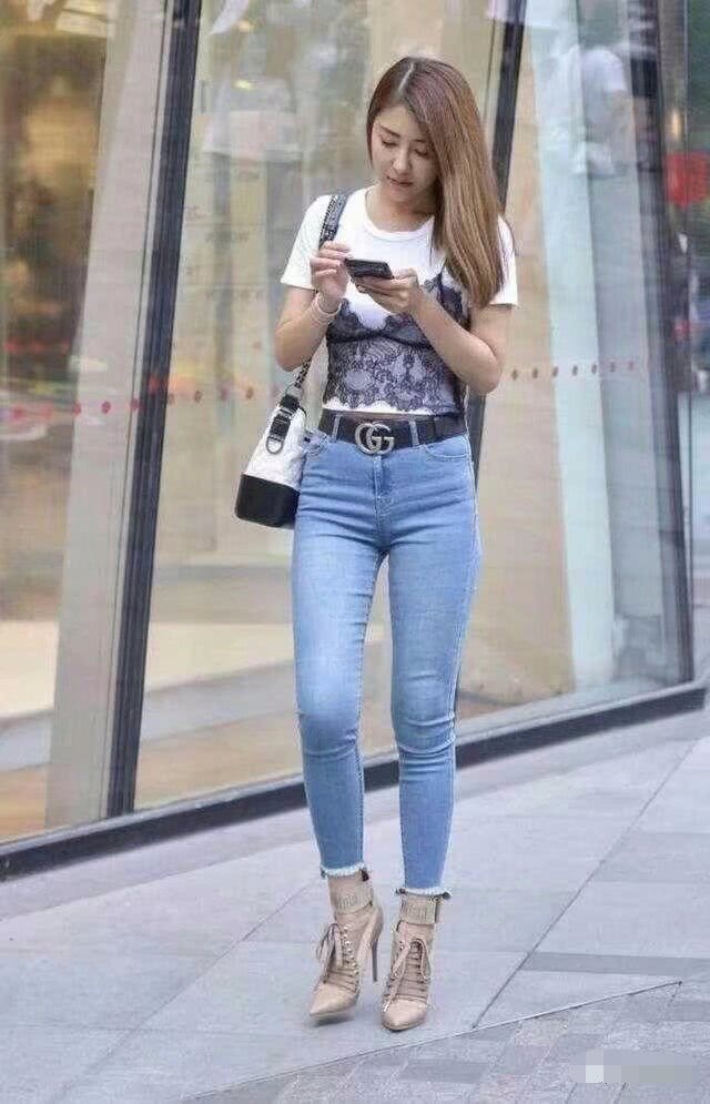 时下最流行的牛仔裤,搭配上高跟鞋看上去更有味道!
