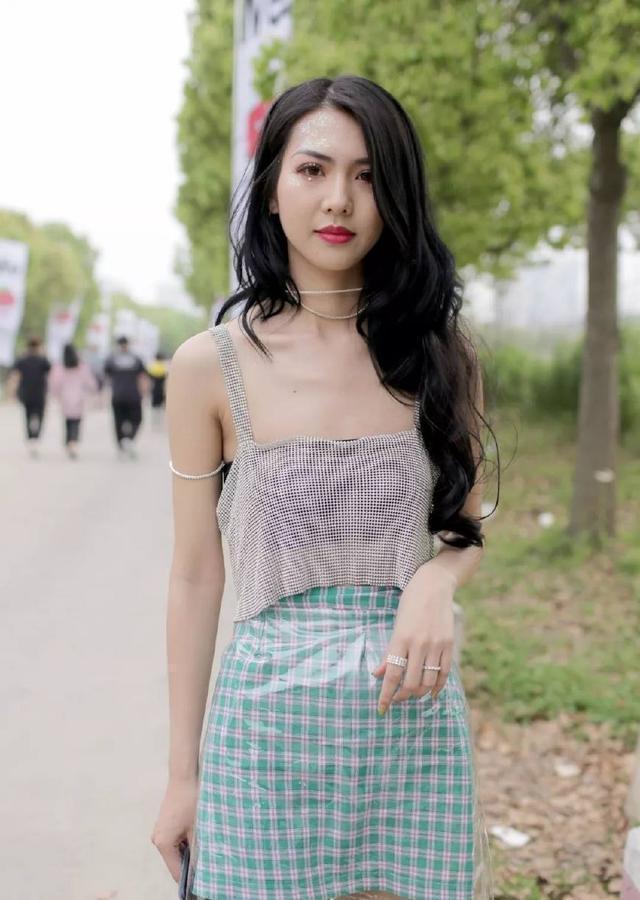 街拍：暖心甜美气质的小姐姐，走在街头身材真是让人羡慕！