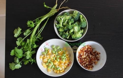  【炒饭的时】炒饭时加点它，比蛋炒饭还香，粒粒分明，润而不腻，端上桌就抢光