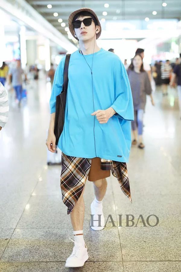 李小璐高调复出靠母女装扮嫩?刘雯一裤两穿太会搭…【海报街拍】