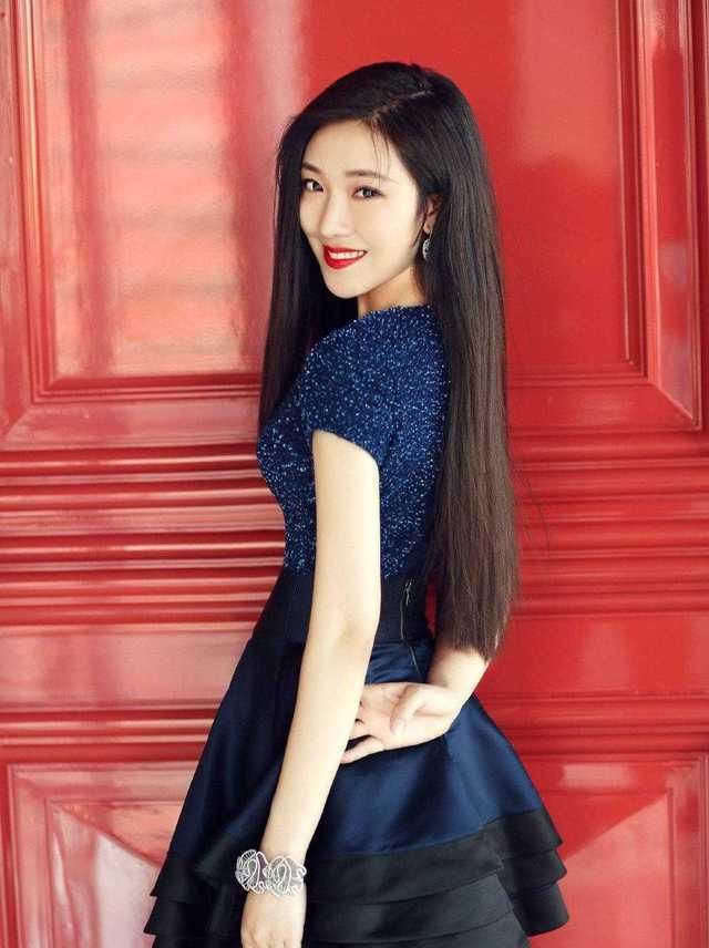  『气质』菅纫姿本就是气质丽人，挑战一条蓝色蛋糕连衣裙，凸显出女神气质