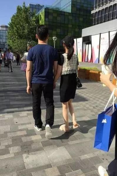 五万块的背心在身的章泽天突然高调了起来，与刘强东的身价配对了